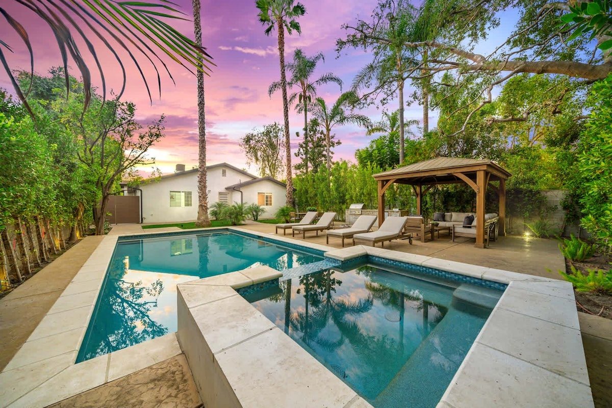 Modern Fulton Villa – 7 BR, Pool, Hot Tub!