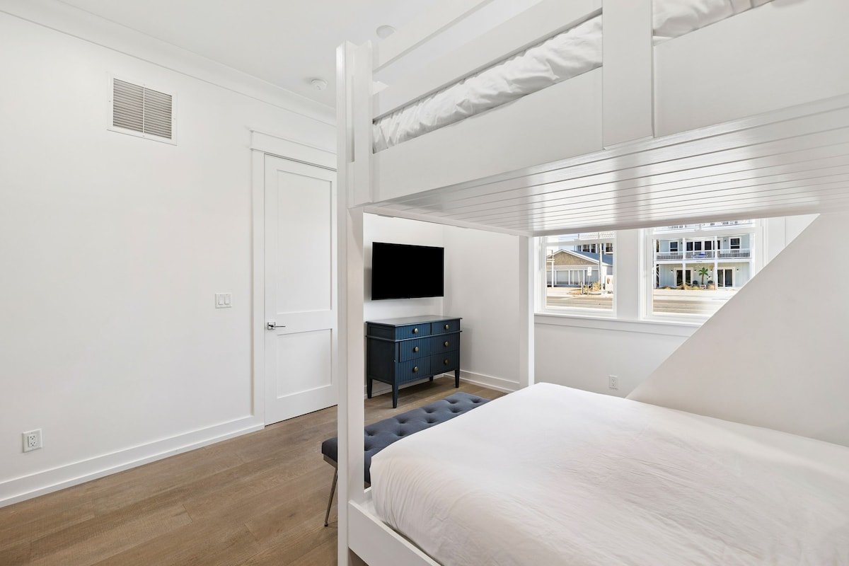 Luxe group-friendly beachfront escape w/pool & spa gallery image 3