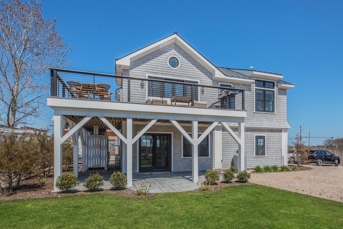 Absolutely stunning! New water front house gallery image 4