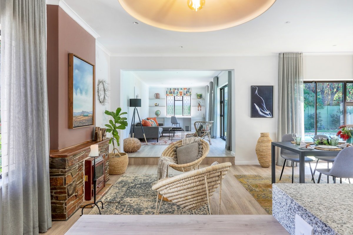 Cheerful 4 bedroom home with pool. gallery image 2