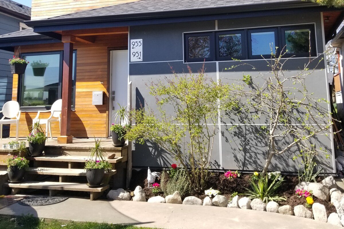 PATIO TIME-3 outdoor patios! sleeps 8 people gallery image 4