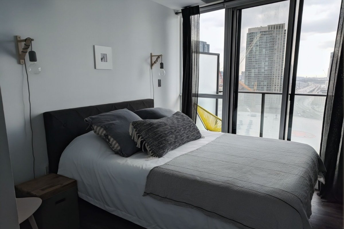 Bright Modern Central 2Bd2Ba Lakeview + Big Screen gallery image 4