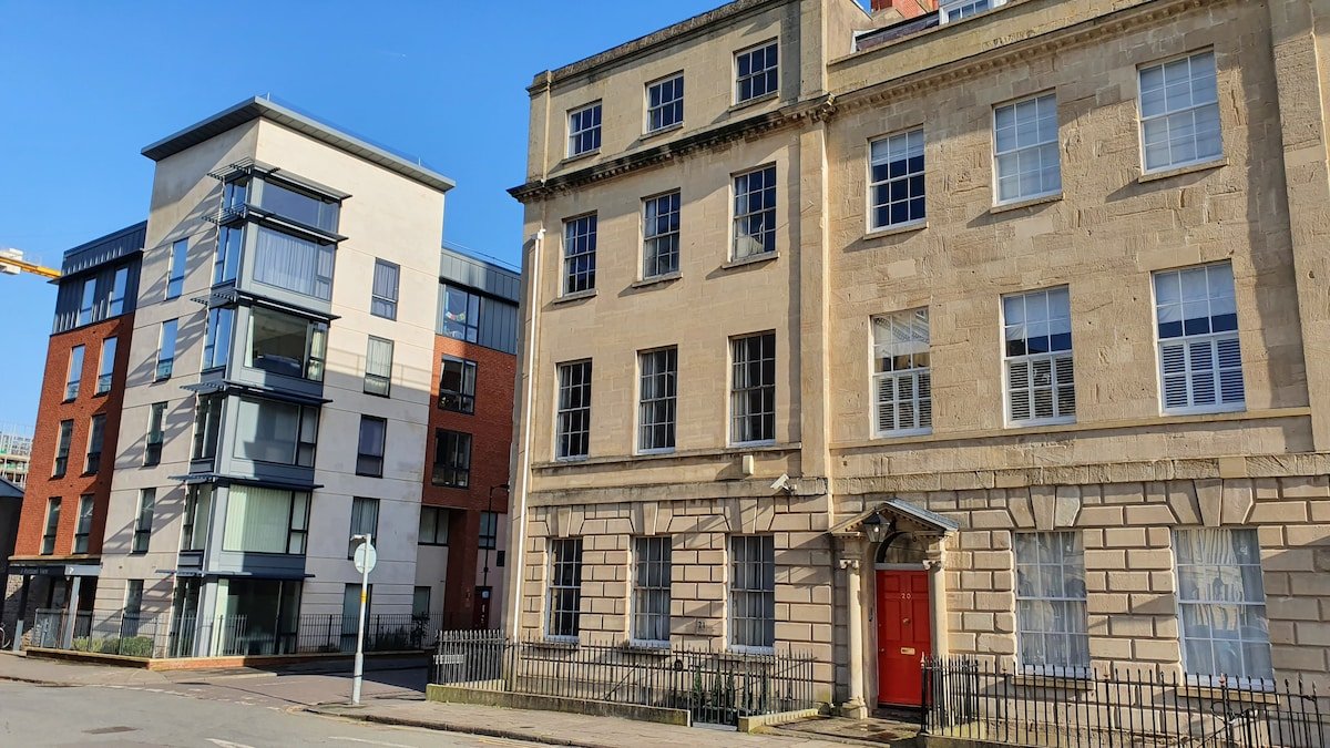 (6) Huge: Sleeps 9. City Centre, Parking gallery image 3