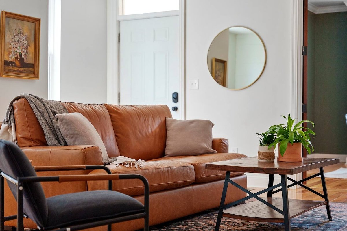 Downtown | Fenced Yard | Pet Friendly gallery image 3