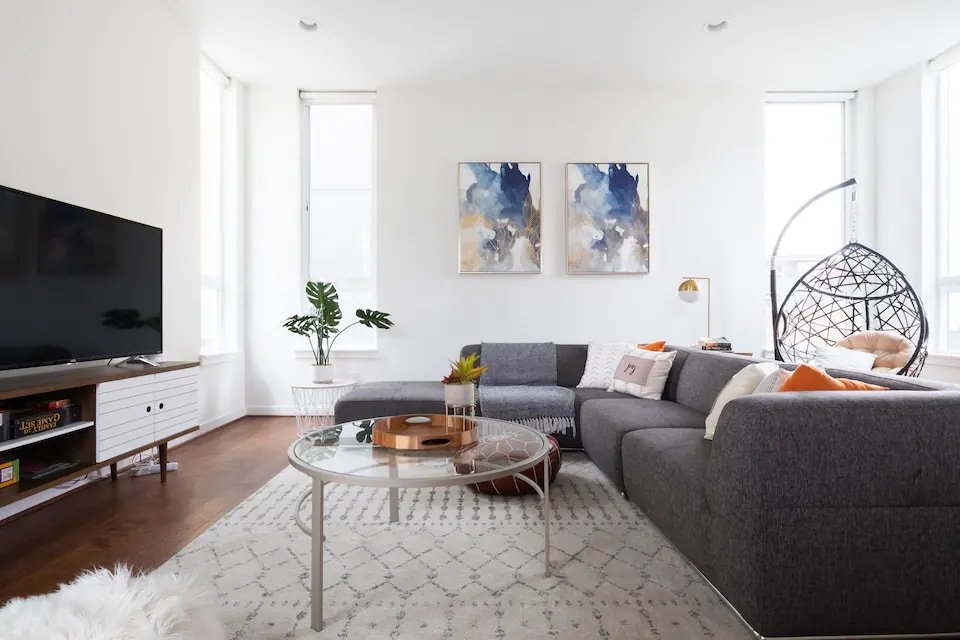 Sophisticated Home with Breathtaking City Views gallery image 2