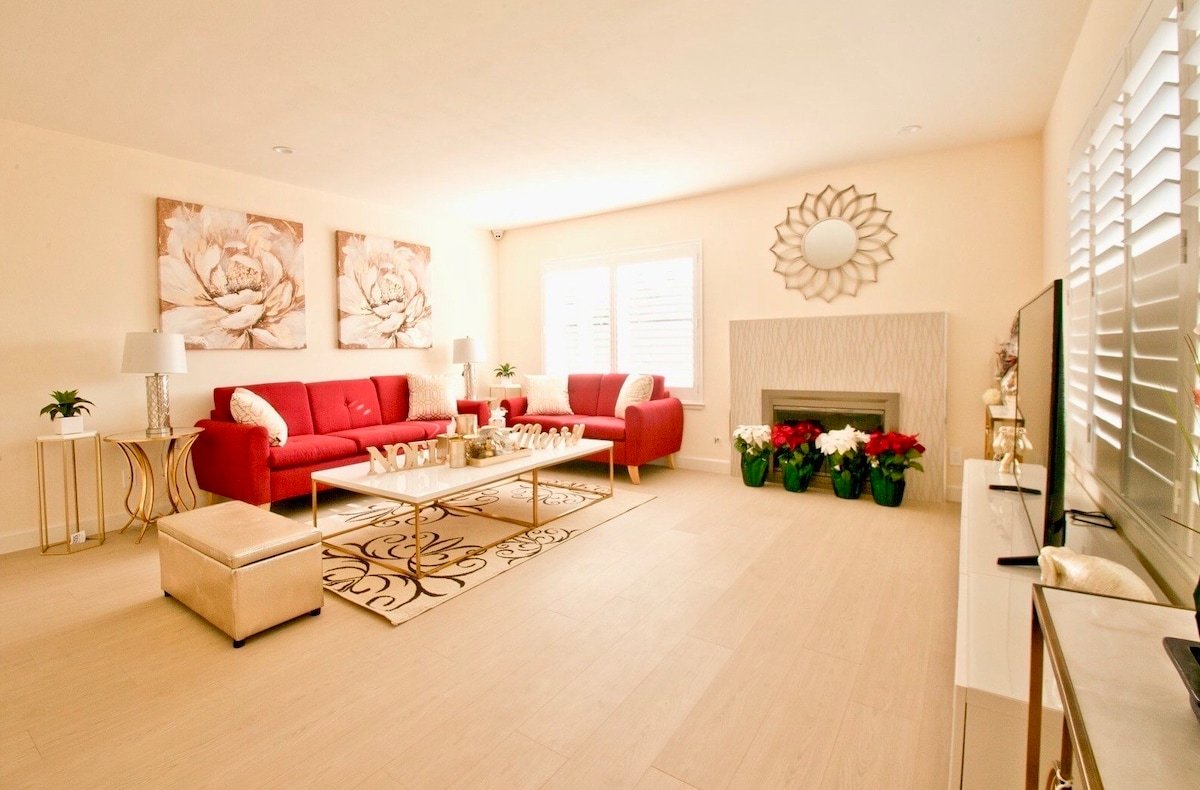 7 Bedrooms • Near Disneyland • Perfect for Groups gallery image 3