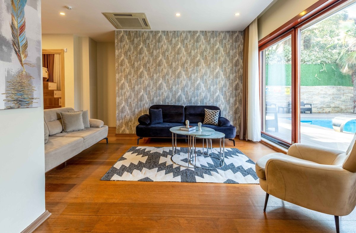 Deluxe Three Bedroom Apartment with Pool Access gallery image 4