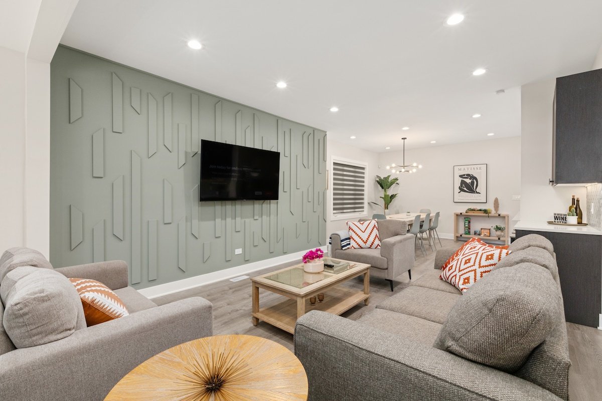 3TVs/13ppl/Lrge game room/5BR/3BA/prkg4cars gallery image 5