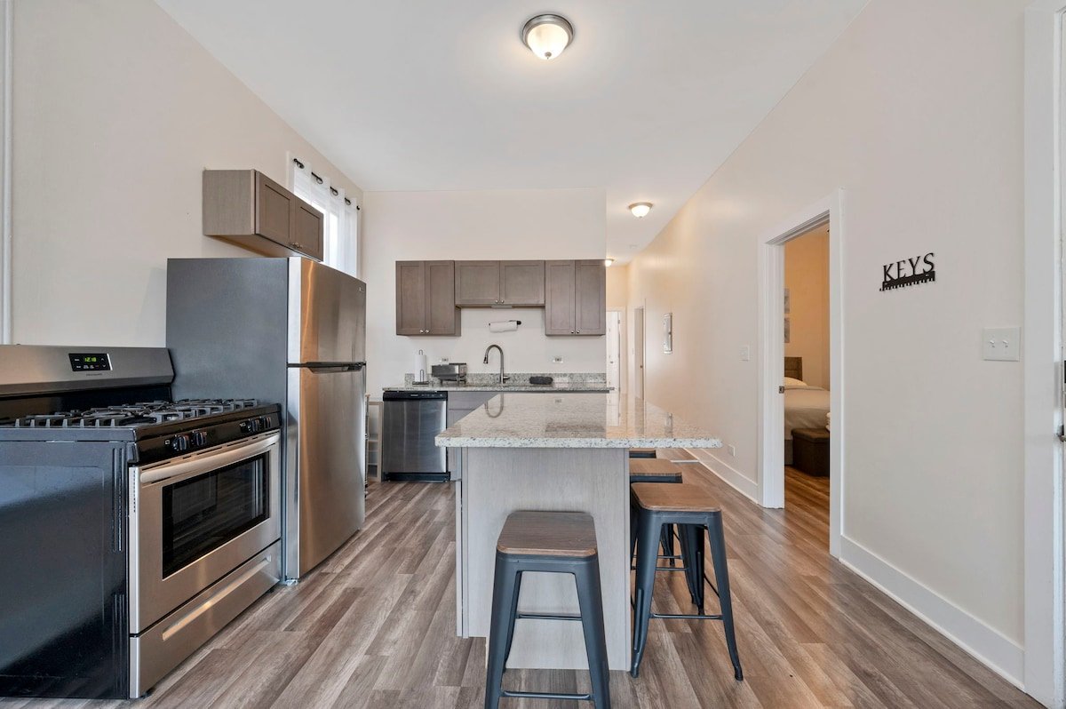 Charming & Cozy 4BD Retreat Steps to Wrigley Field gallery image 5