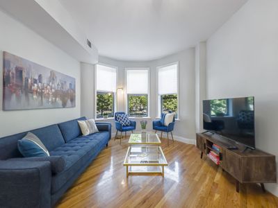 Modern 5 Bedroom 2 Bath 2 Min to train