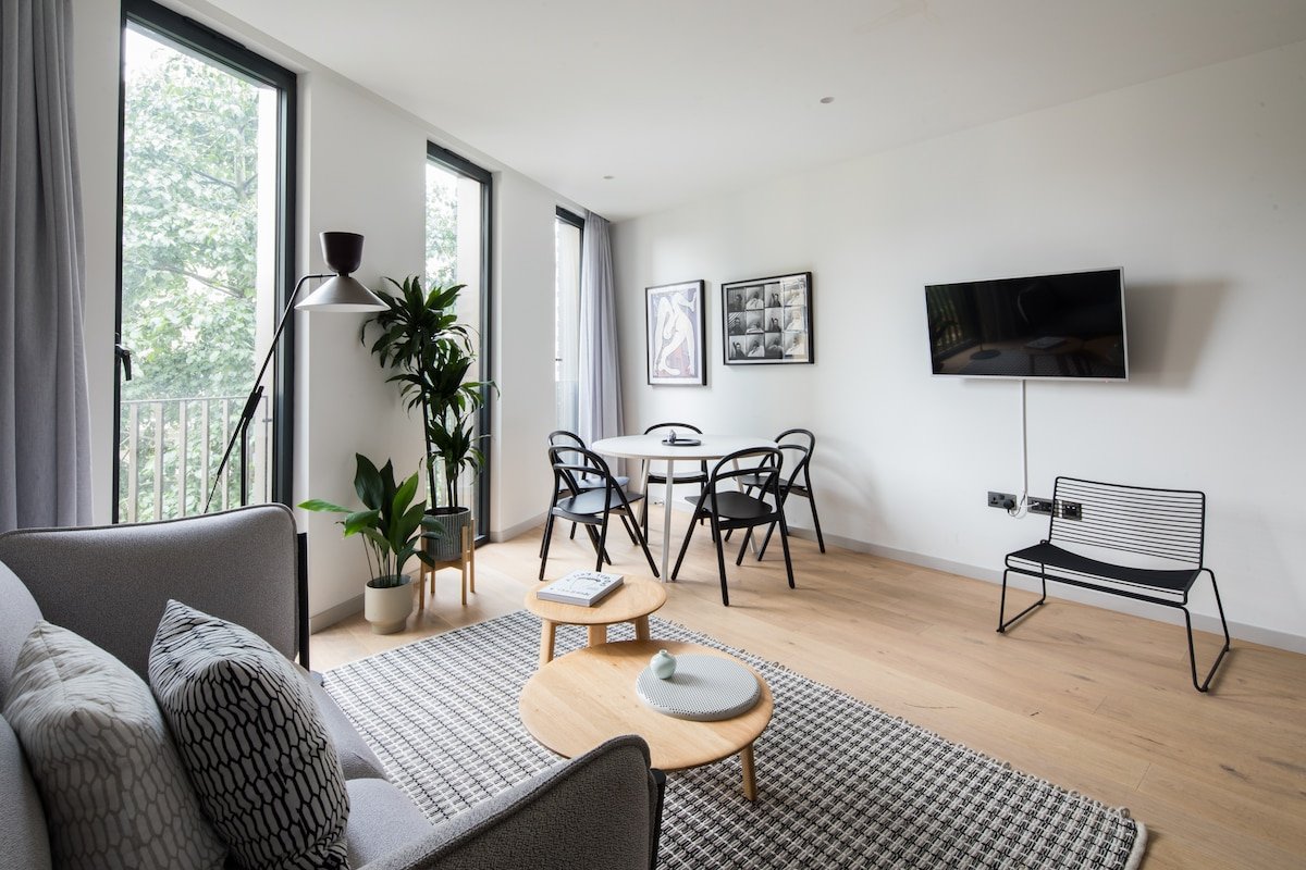 Brilliant Oxford Circus Triplex -Netflix&Nespresso gallery image 3