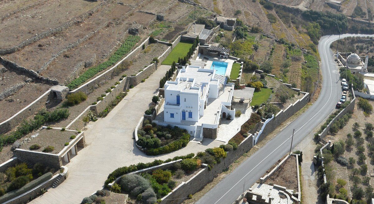 Tinos Sky villa with 8 bedrooms and pool gallery image 3
