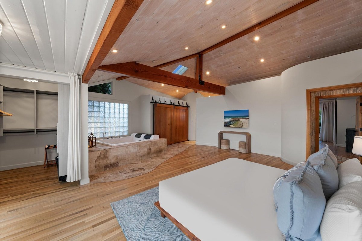 Pacific Beach Oceanfront Compound with Casita gallery image 3