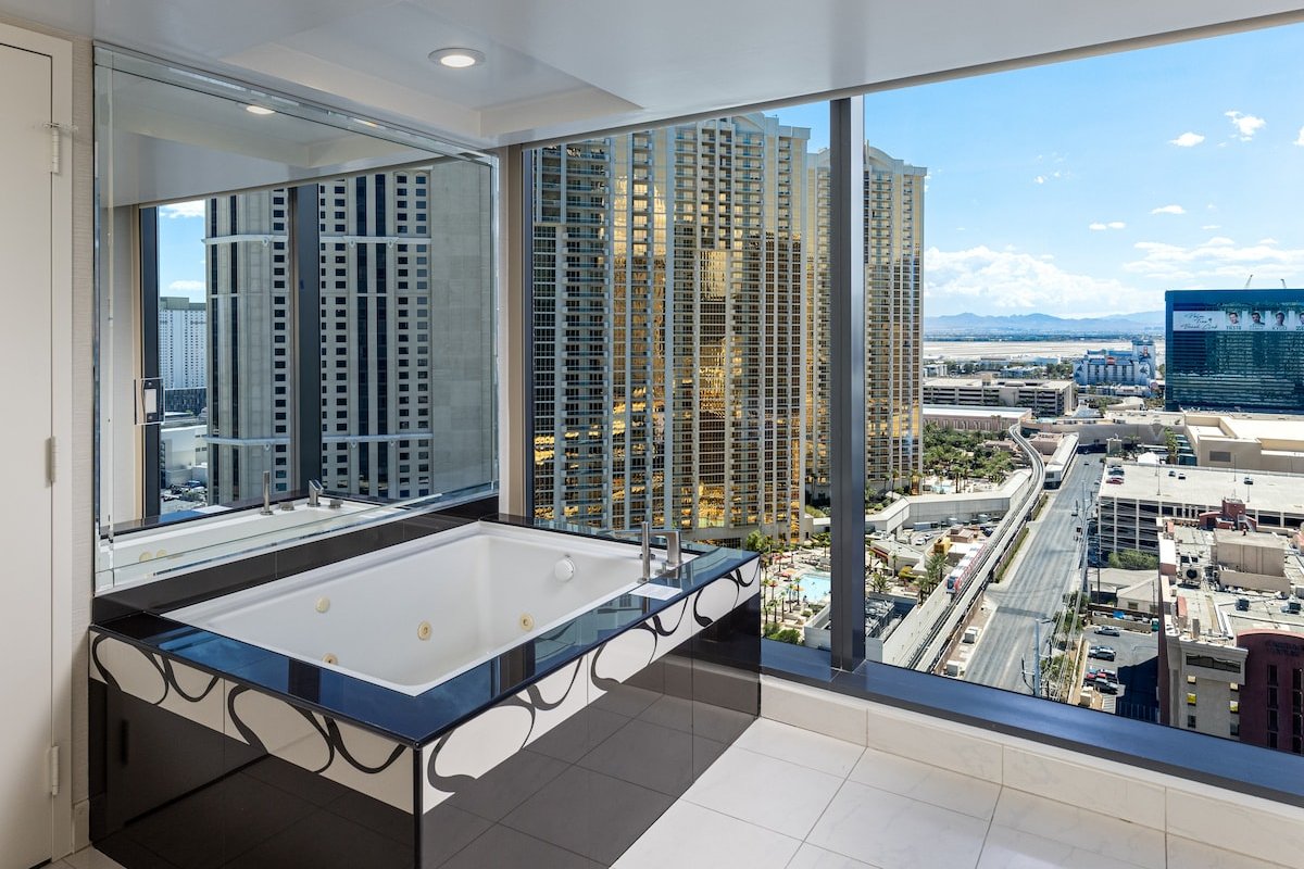 Center Strip | Jacuzzi Spa Suite + Panoramic View gallery image 2