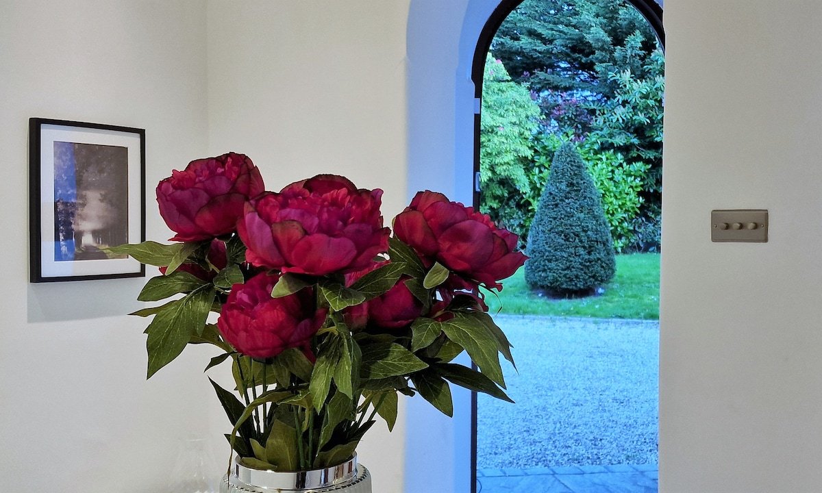 Large & magnificent house in landscaped gardens gallery image 2