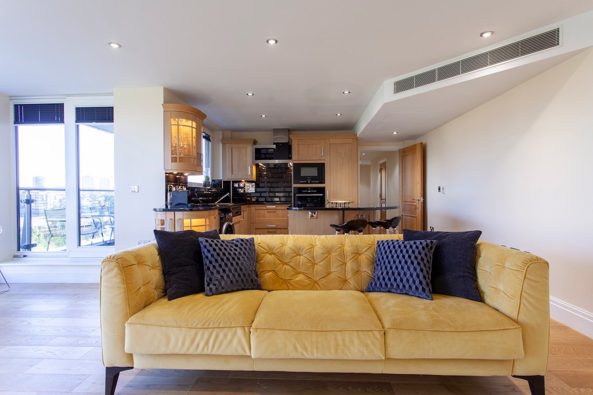 Luxury apartment by River Thames & Chelsea Harbour gallery image 4