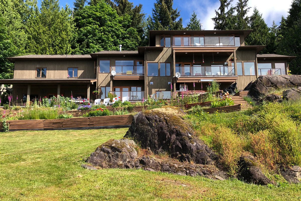 Great oceanfront, 4 bed/4 bath, private hottub