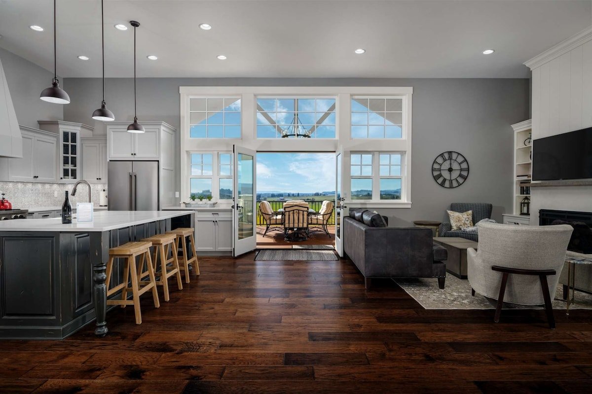 Incredible New Farmhouse, Huge Deck, Ping Pong