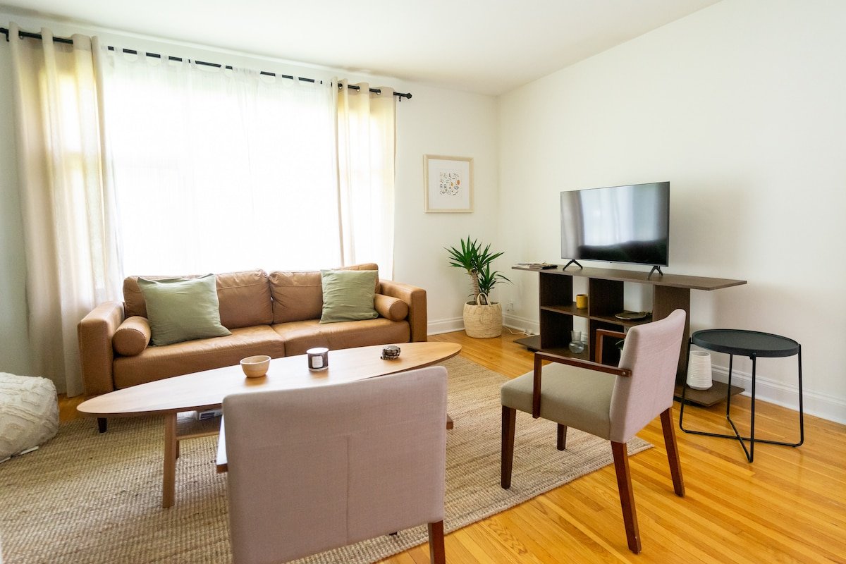 Central 3-Bedroom Mid-Century Modern Bungalow gallery image 3