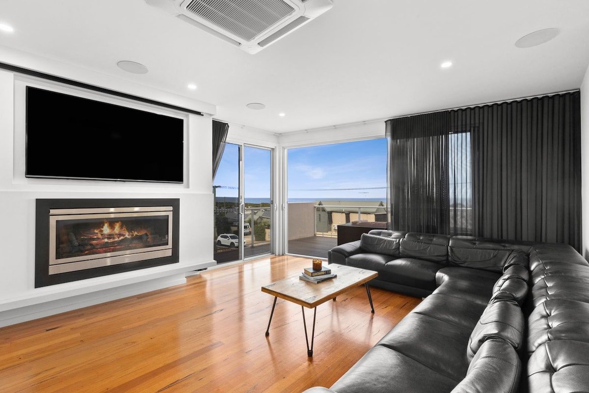 Sea Panorama on The Parade with pool gallery image 3