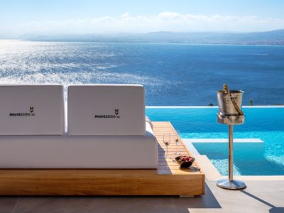 Villa Regina, Stunning sea views & infinity pool!