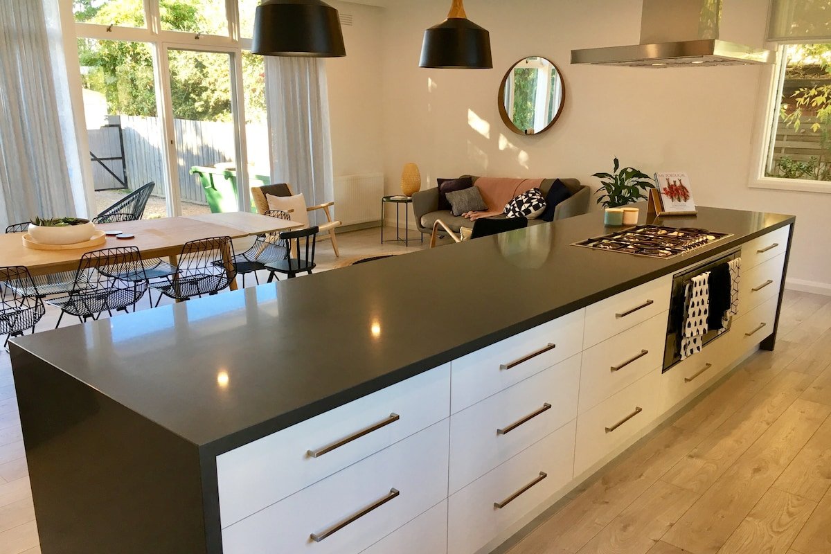 Resort Style 5 Bedroom Home in Old Torquay gallery image 4