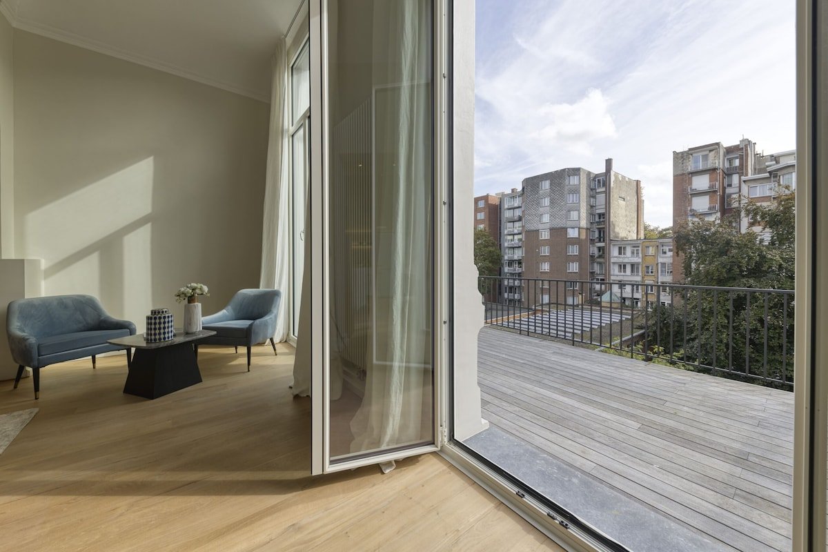 Ultra Luxury 3-bed/3-bath apartment, top location gallery image 3