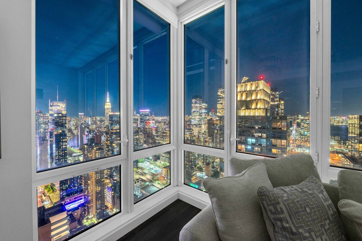 NYC Skyline Penthouse 2Br/2Bath gallery image 3