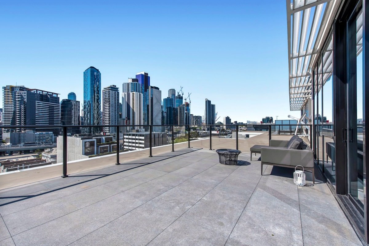 Spectacular Penthouse with City and Bay Views 901 gallery image 3