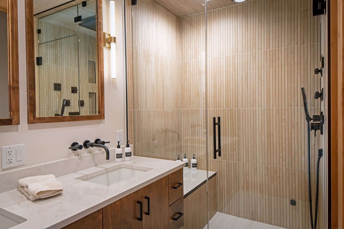 Luxurious Downtown Penthouse w/ Hot Tub! gallery image 2