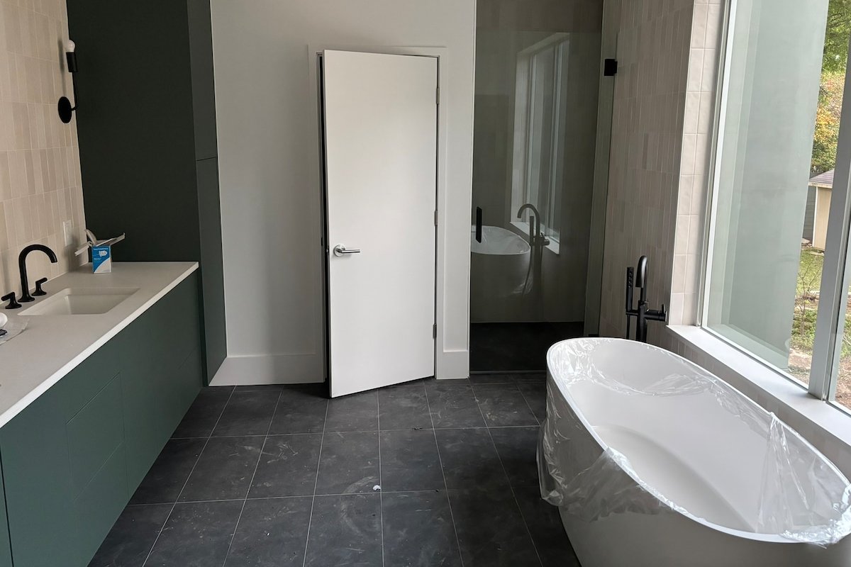 Downtown 6 bedroom house with pool. Walk to ACL gallery image 5