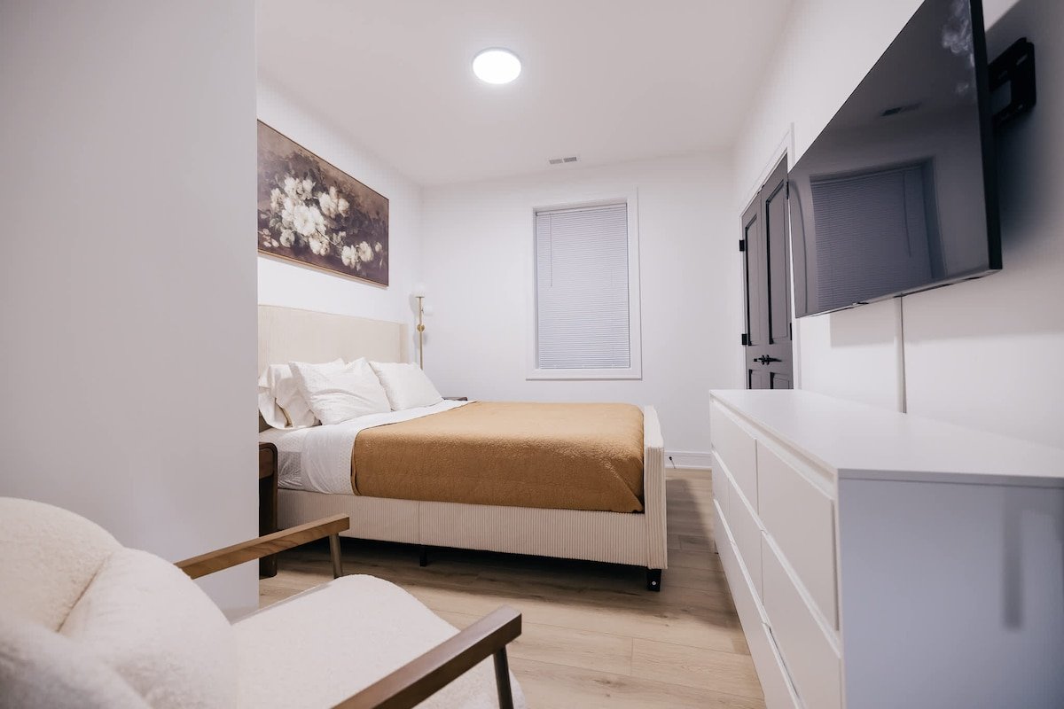 Parisian Retreat near University of Chicago Campus gallery image 5