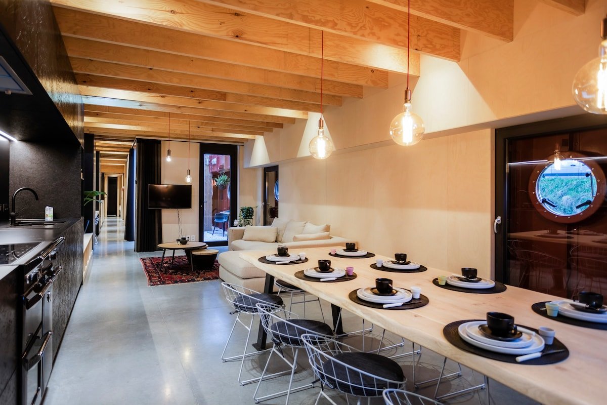 JunoBoat floating accommodation on the water gallery image 4