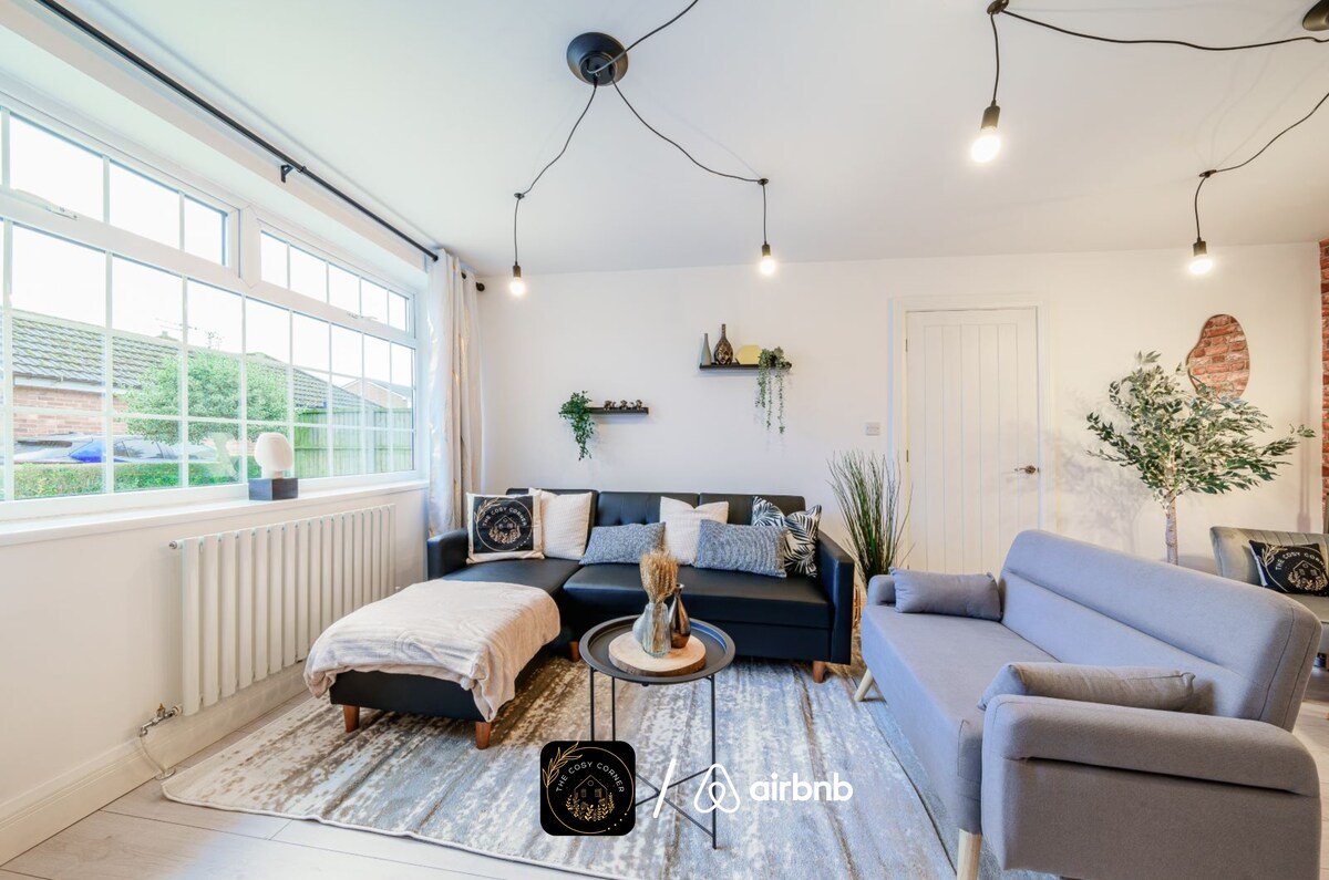 6BR house/2BR Bungalow & Parking gallery image 4