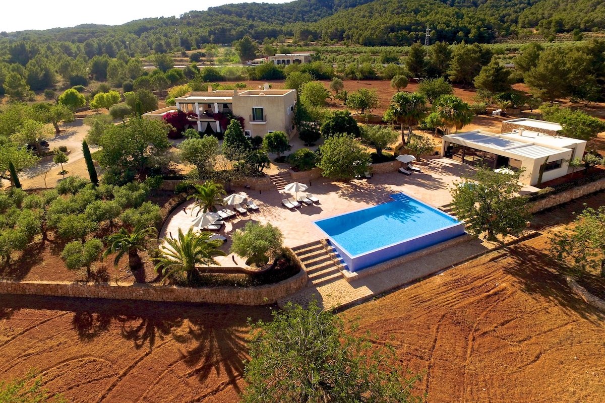 Total privacy- Mountain views- Pool- Jacuzzi- BBQ