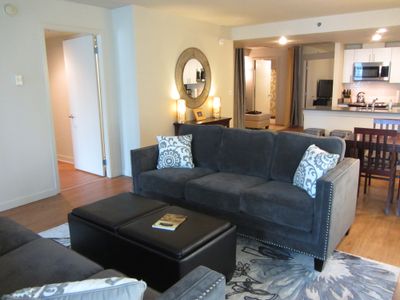 Harbor Steps ~ So Spacious ~ City Views ~ Downtown