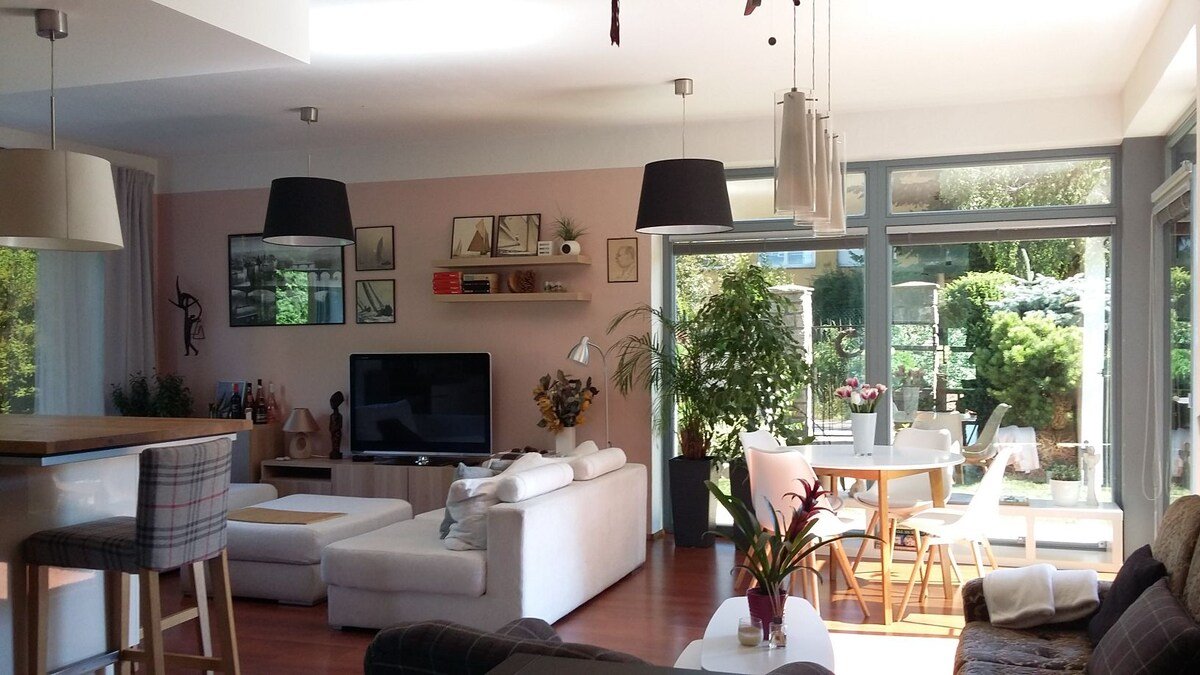 Modern charm 190m2 vila, near to Airport and City gallery image 3