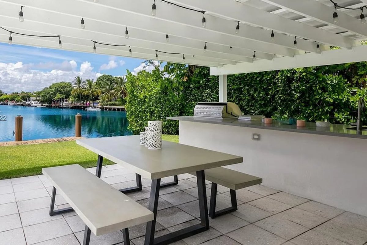 4BR Sunset Waterfront Villa w/pool and spa gallery image 4