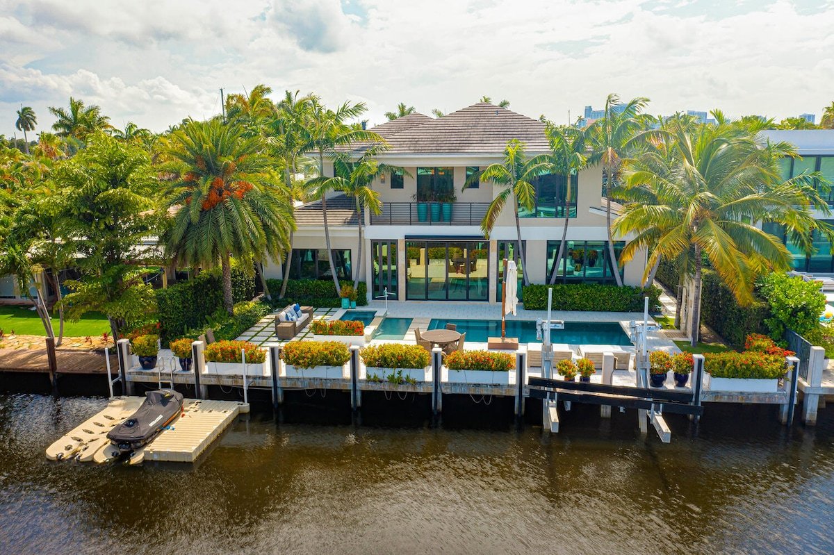 LUXURIOUS MANSION by the water with 5 suites!! gallery image 4