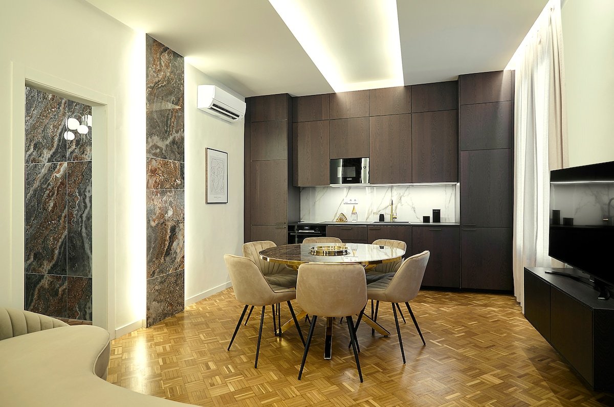 Luxury apartment in center town gallery image 3