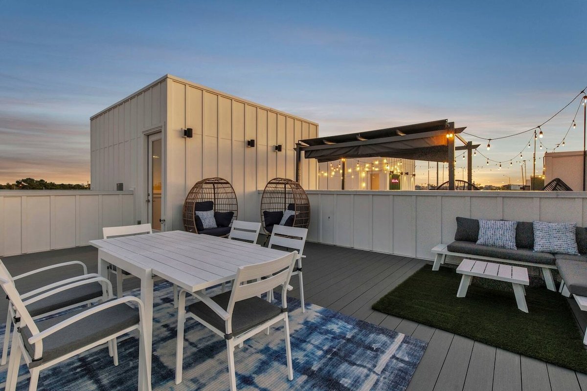 The Bluebird with skyline views gallery image 5