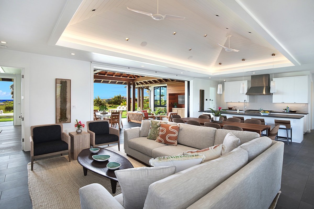 Hale Leimomi: Luxurious Comfort + Pool + Views! gallery image 3