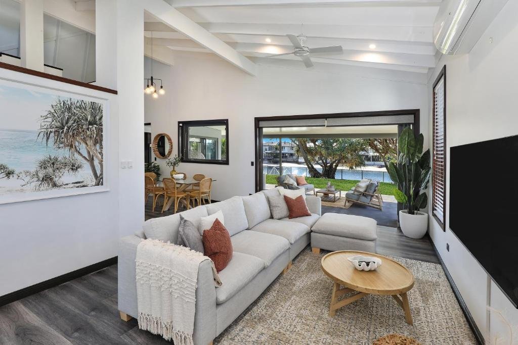 Mooloolaba Waterfront – 4 Bed Modern Pontoon Place gallery image 2