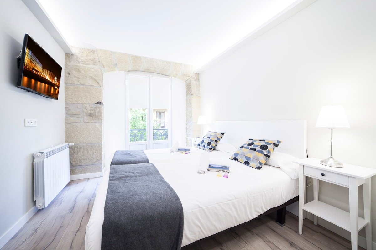 Amazing Central apart. 3 minutes Concha Beach.4pax gallery image 2