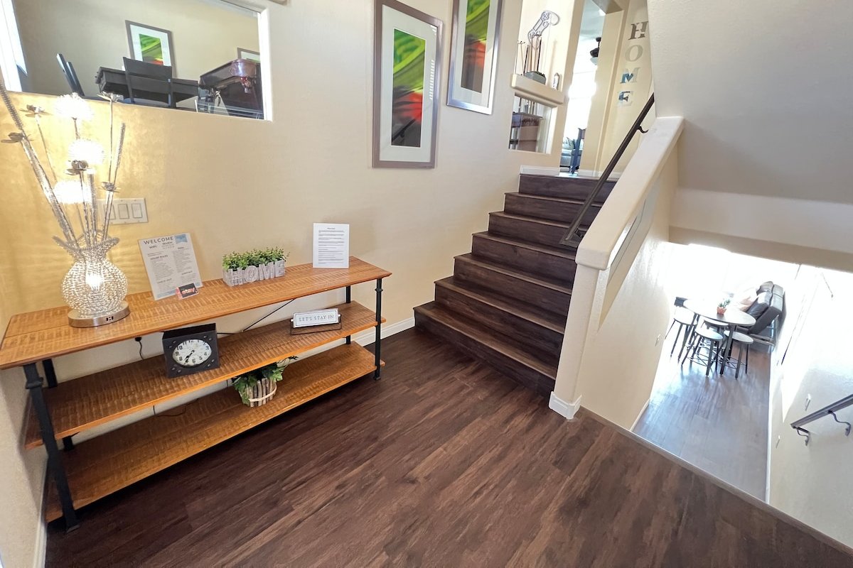 #49B Luxurious Tri-Level 6BR w/ Pool & Pool Table gallery image 4