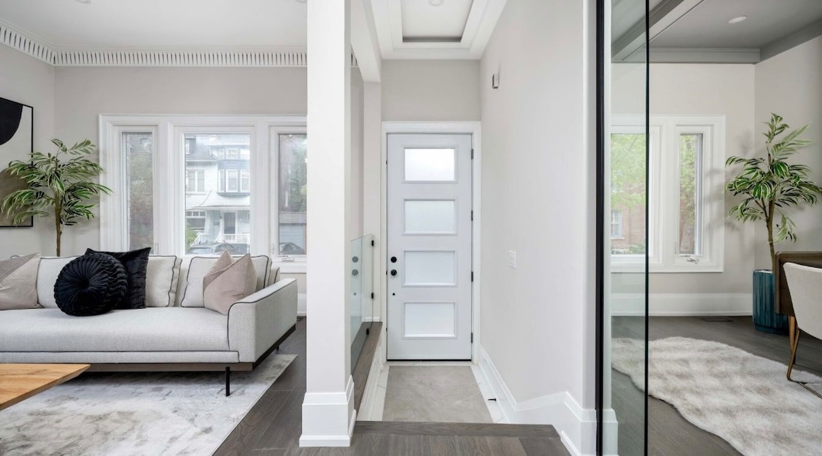 *NEW* 6 BR Luxury Stay Steps Away from Yorkville gallery image 5