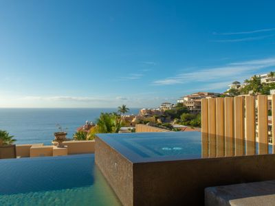 Swim-up Pool Bar – Villa Gran Vista by Cabo Villas