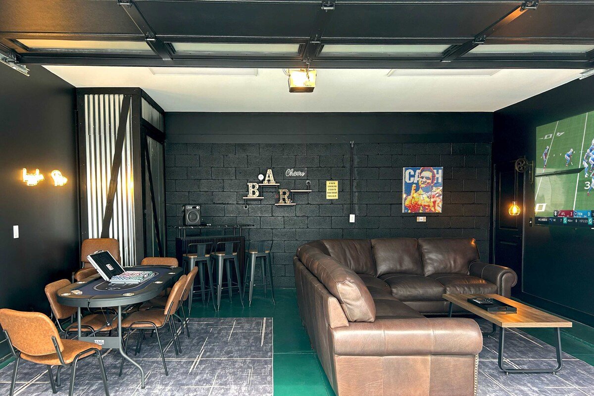 Two Hot Tubs And Karaoke 9 Minutes To Broadway Fun gallery image 5