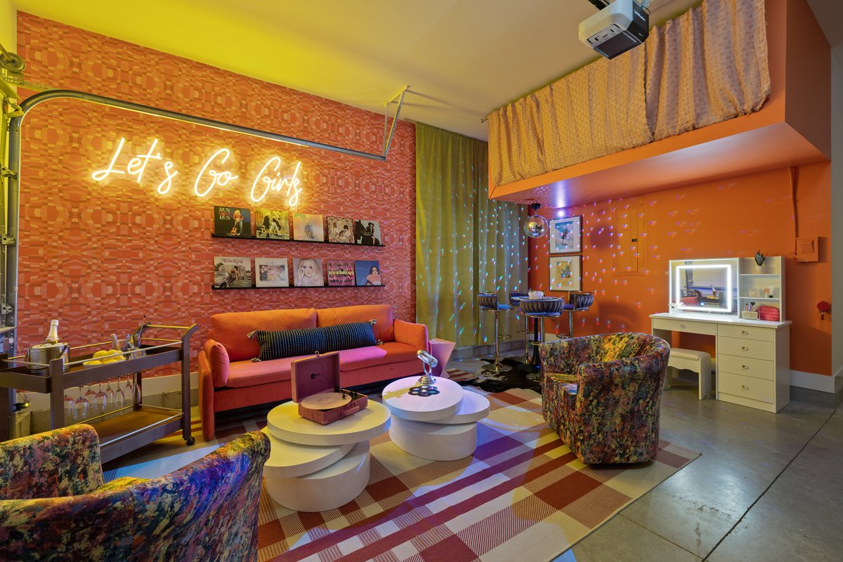 Girls Getaway | Rooftop + HotTub | Karaoke | 2King