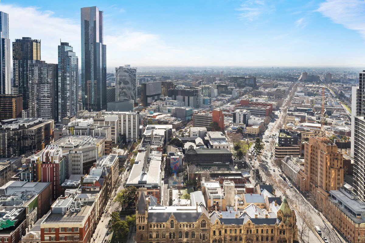 Incredible Views in this spacious 3 Bedroom Jewel! gallery image 5